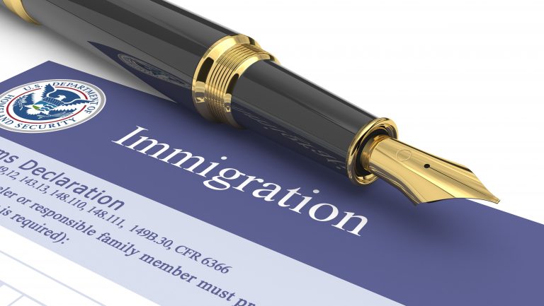 O seu caso de imigração está parado? “Writ of Mandamus” pode ajudar.