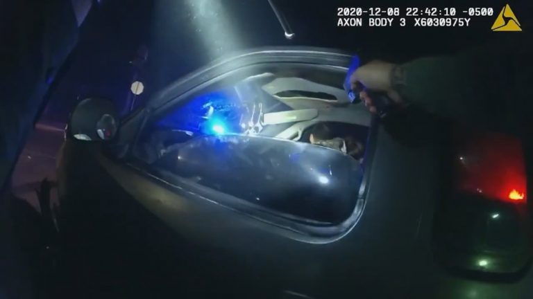 Video mostra policial baleando suspeito na Florida [Cenas Fortes]